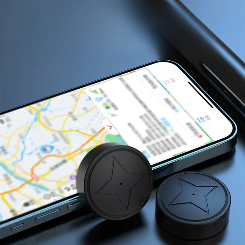 Dos localizadores GPS NatureLocate sobre una mesa junto a un móvil con la ubicación en el mapa